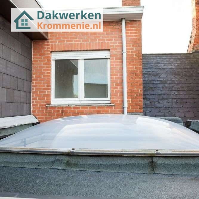 Inspectie van een plat dak met lichtkoepel Inspectie van een plat dak in krommenie met lichtkoepel