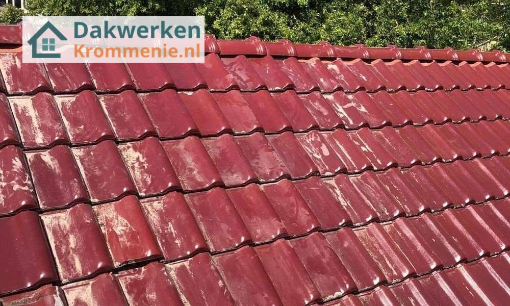 Rood pannendak aangelegd door dakdekker Rood pannendak aangelegd door dakdekker